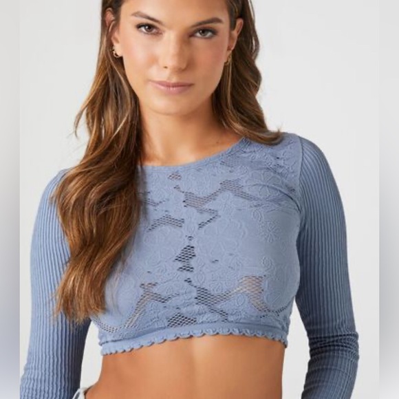 ❤️ $10 Flash Sale Forever 21 Seamless Floral Crochet Crop Top - Picture 2 of 13